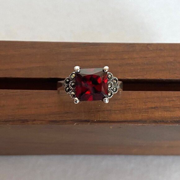 Sterling Silver 925 Square Garnet & Marcasite Accent Art Deco Style Ring Sz 7.75 - Picture 2 of 16